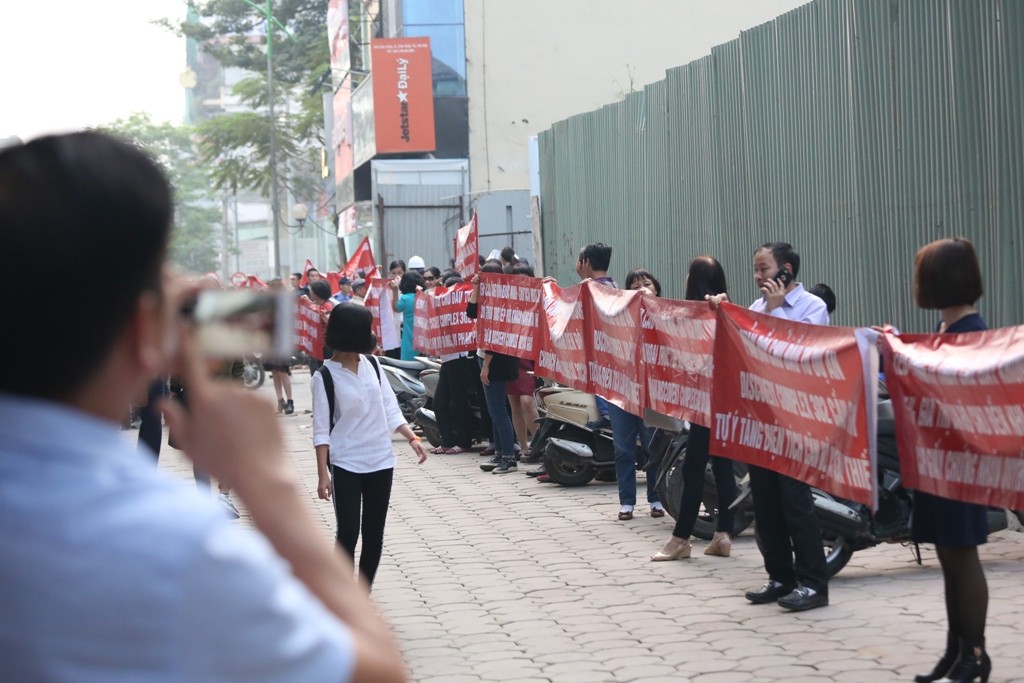 Khách hàng Dự án Discovery Complex 302 Cầu Giấy căng băng rôn phản đối chủ đầu tư ảnh 5