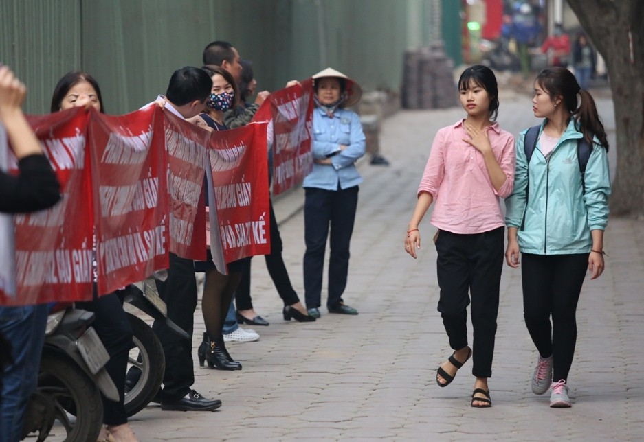 Khách hàng Dự án Discovery Complex 302 Cầu Giấy căng băng rôn phản đối chủ đầu tư ảnh 6