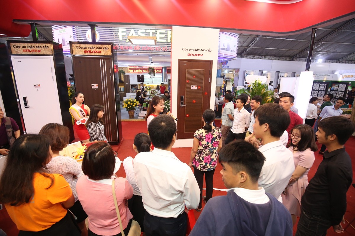 Sập gỗ 3,7 tỷ đồng thu hút người xem tại Vietbuild 2018 ảnh 7