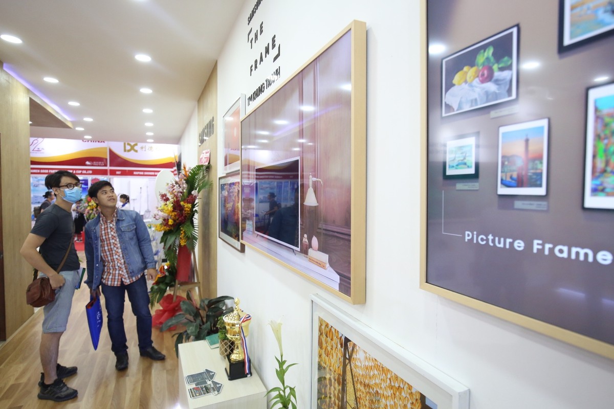 Sập gỗ 3,7 tỷ đồng thu hút người xem tại Vietbuild 2018 ảnh 10