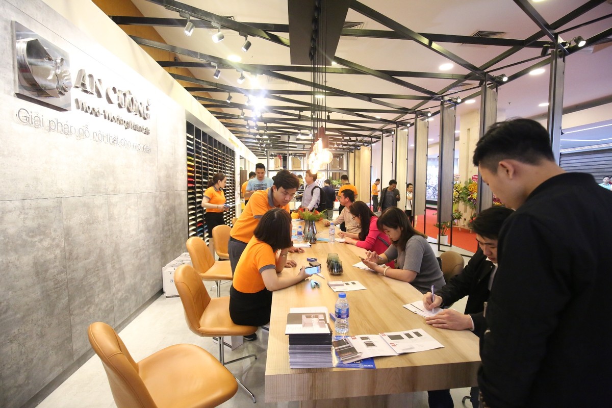 Sập gỗ 3,7 tỷ đồng thu hút người xem tại Vietbuild 2018 ảnh 12