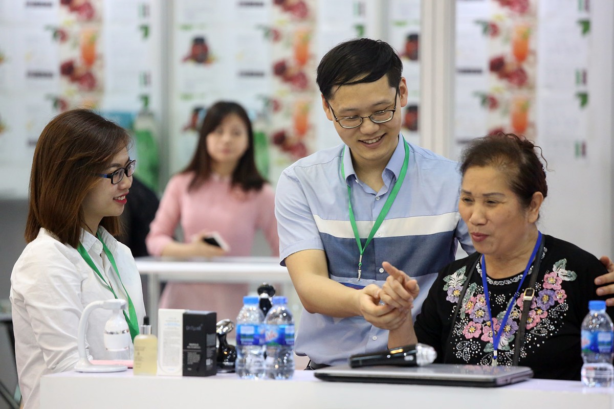 Cận cảnh nhan sắc “cô gái” robot tại Việt Nam Expo 2018 ảnh 12
