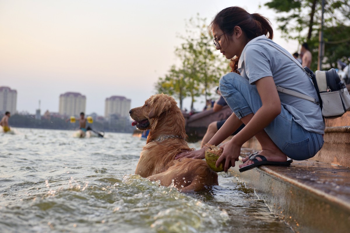Nắng nóng đỉnh điểm, người Hà Nội ngâm mình dưới “biển” giữa thành phố ảnh 10