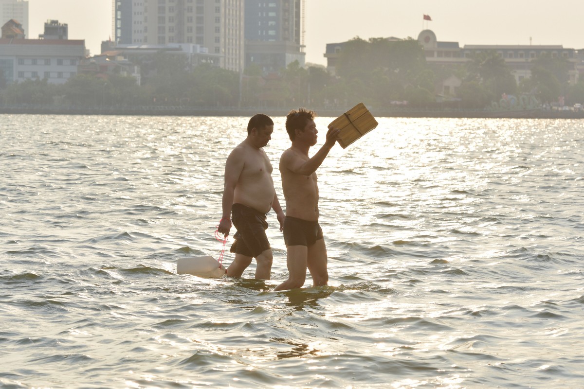 Nắng nóng đỉnh điểm, người Hà Nội ngâm mình dưới “biển” giữa thành phố ảnh 8