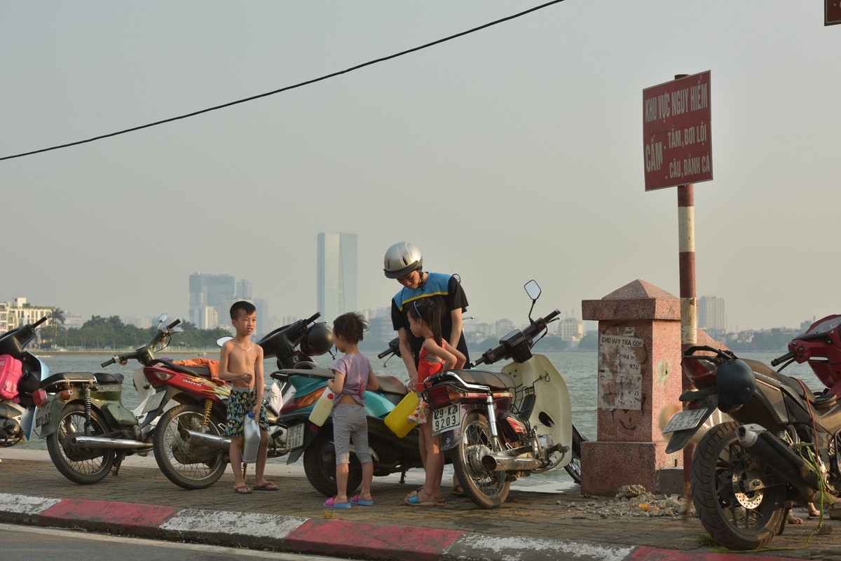 Nắng nóng đỉnh điểm, người Hà Nội ngâm mình dưới “biển” giữa thành phố ảnh 3