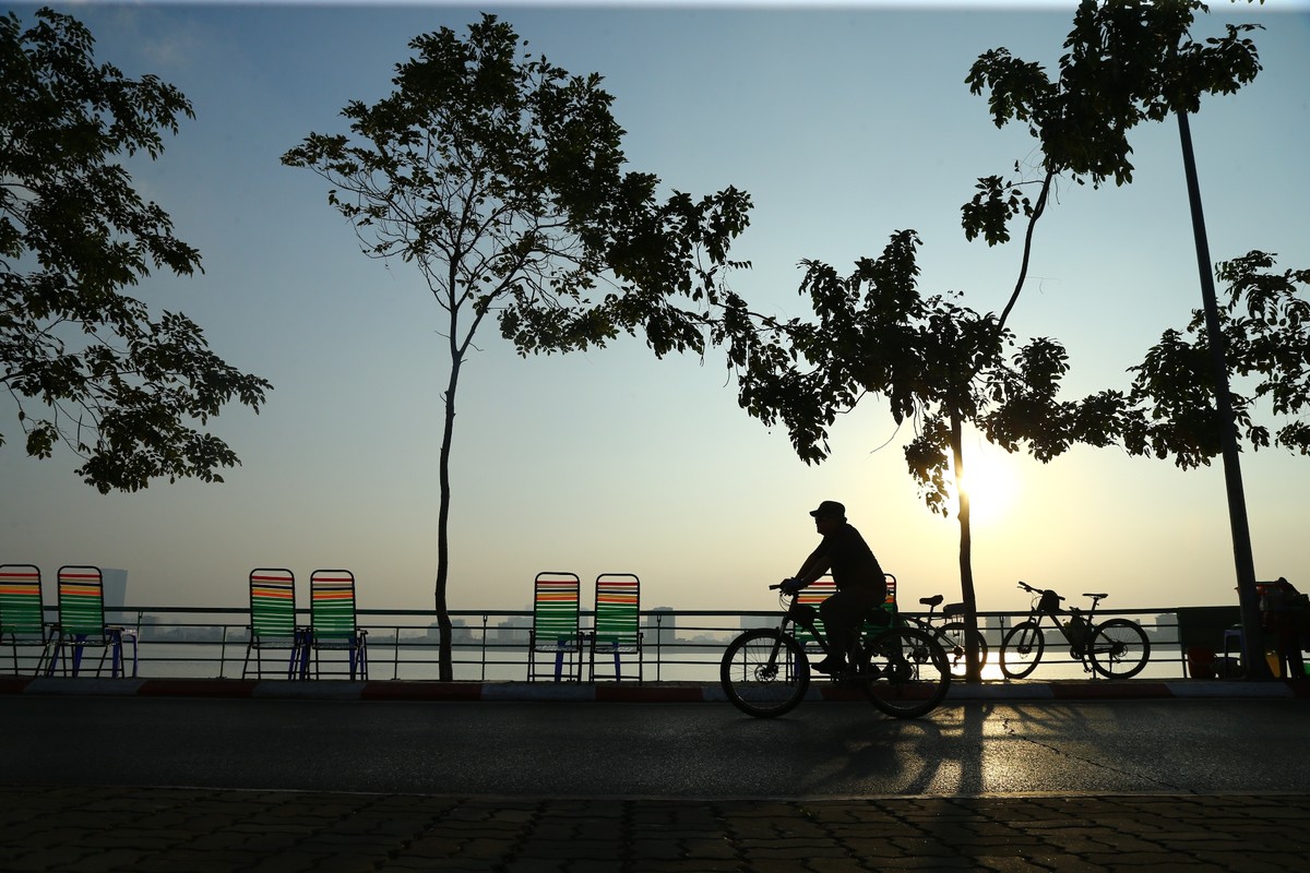 Nắng nóng đỉnh điểm, người Hà Nội ngâm mình dưới “biển” giữa thành phố ảnh 12