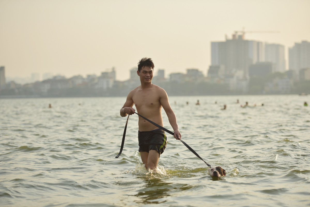 Nắng nóng đỉnh điểm, người Hà Nội ngâm mình dưới “biển” giữa thành phố ảnh 11