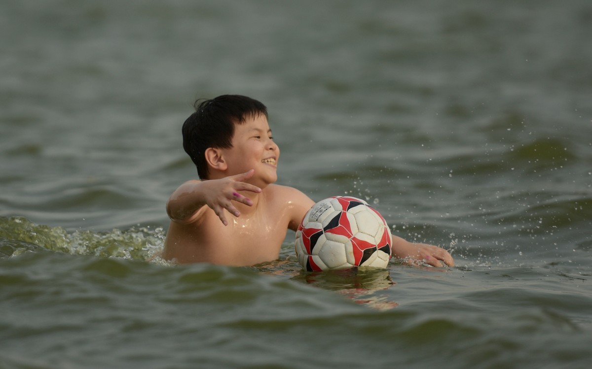 Nắng nóng đỉnh điểm, người Hà Nội ngâm mình dưới “biển” giữa thành phố ảnh 6