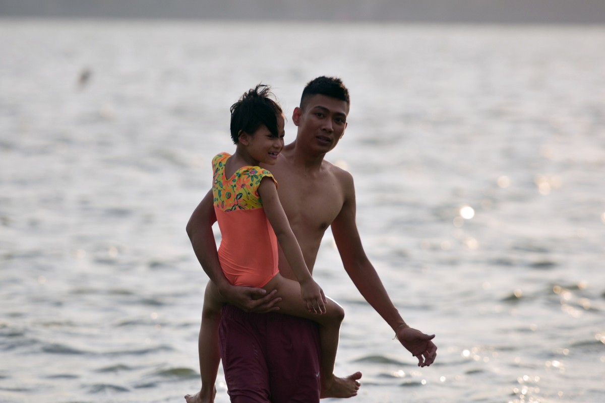 Nắng nóng đỉnh điểm, người Hà Nội ngâm mình dưới “biển” giữa thành phố ảnh 5