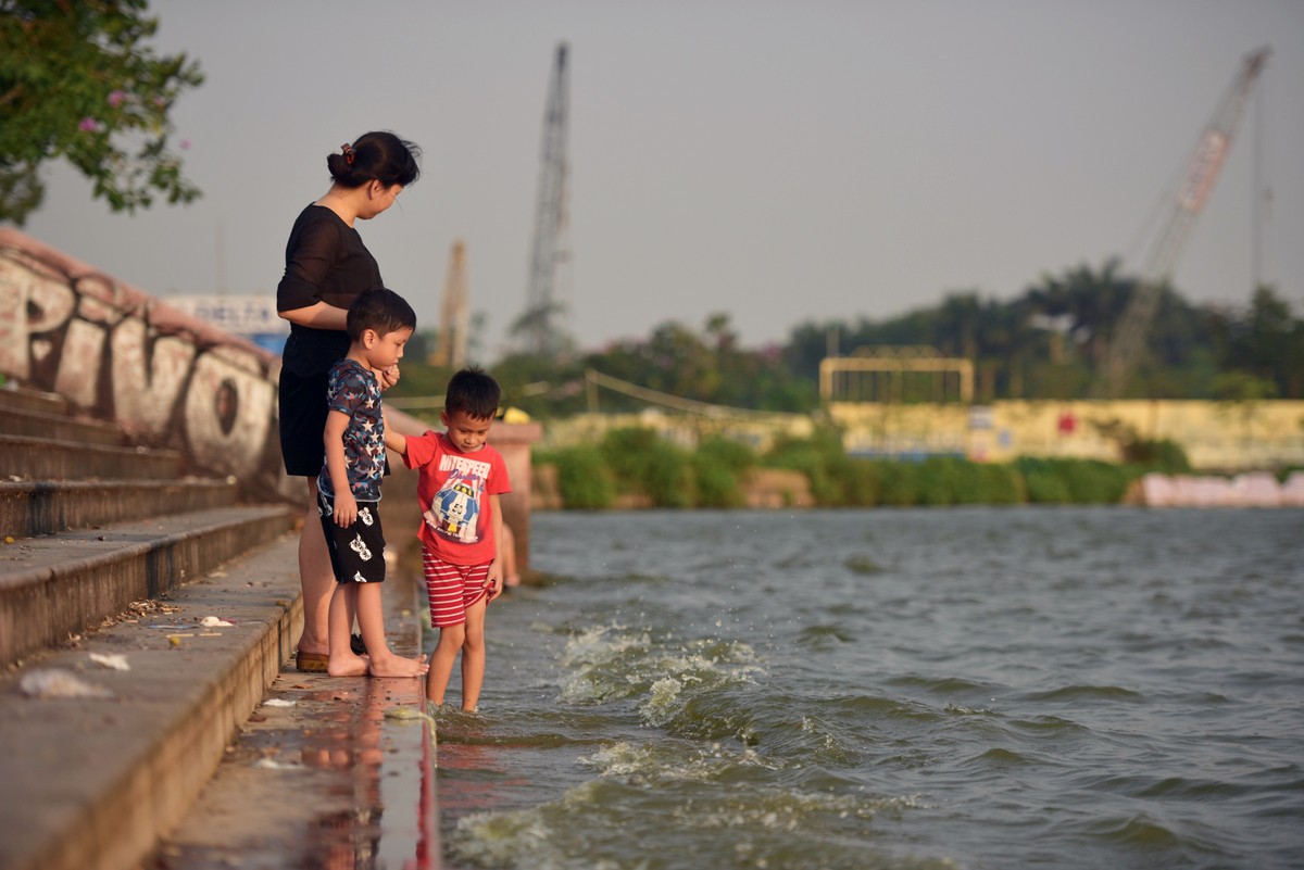 Nắng nóng đỉnh điểm, người Hà Nội ngâm mình dưới “biển” giữa thành phố ảnh 2