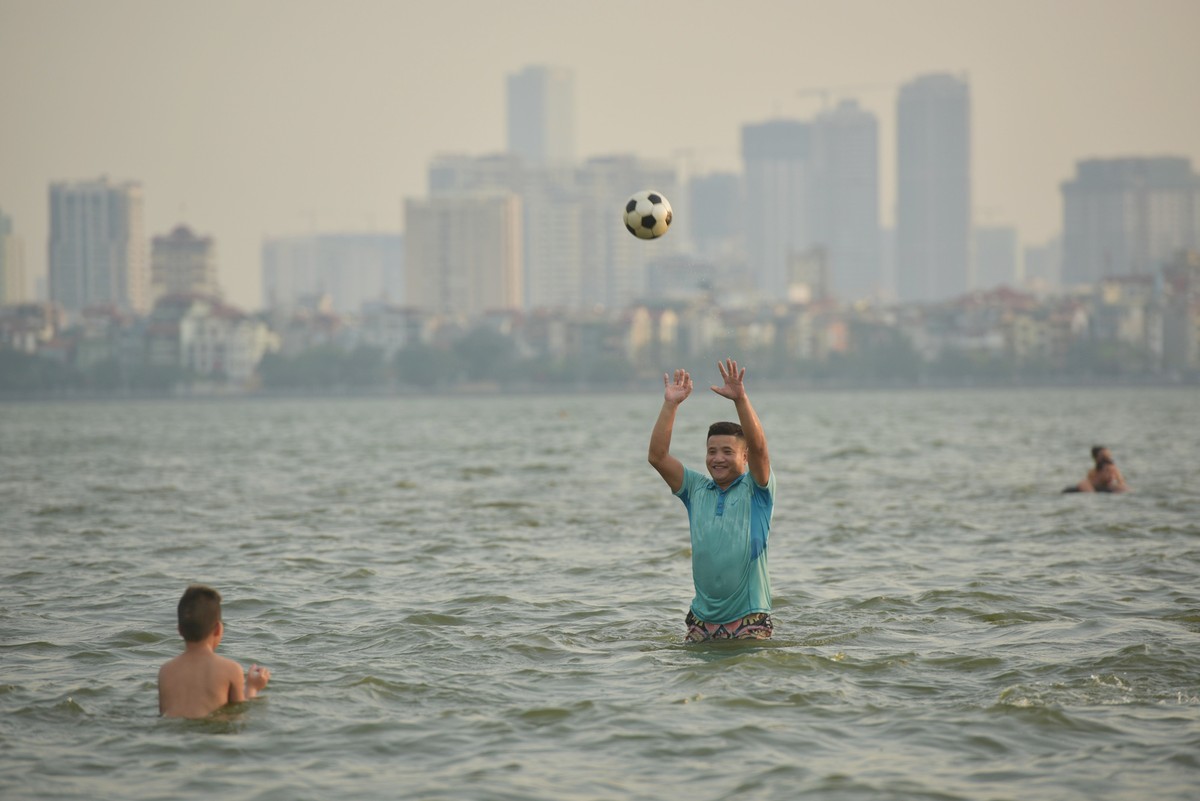 Nắng nóng đỉnh điểm, người Hà Nội ngâm mình dưới “biển” giữa thành phố ảnh 4