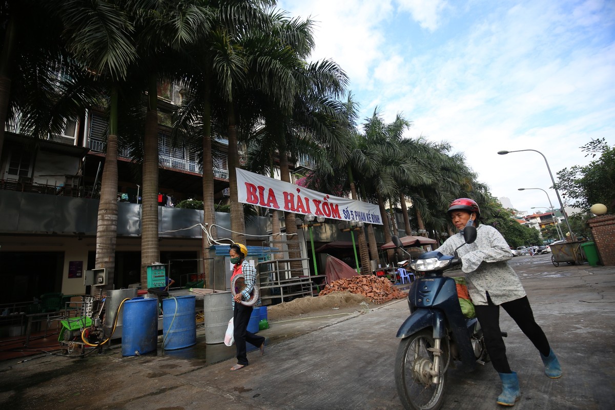 Mặc cưỡng chế, hàng quán vẫn yên tâm kinh doanh trên đất vàng Phan Kế Bính ảnh 9