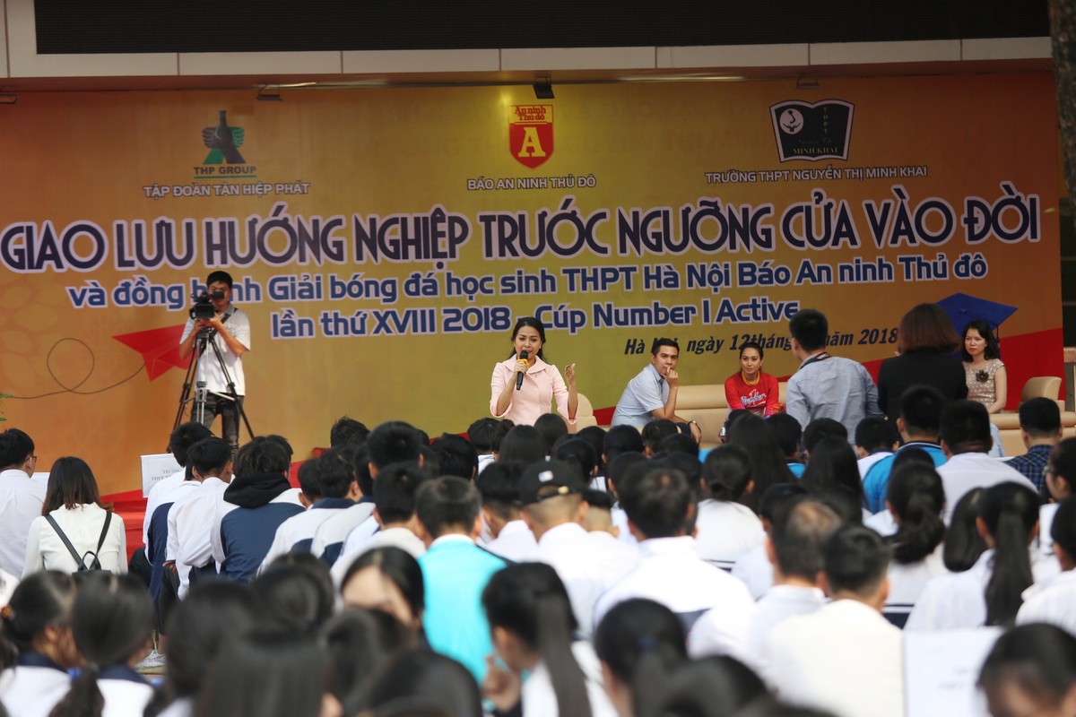 Chị cả nhà Tân Hiệp Phát giao lưu hướng nghiệp với học sinh Hà Nội ảnh 1