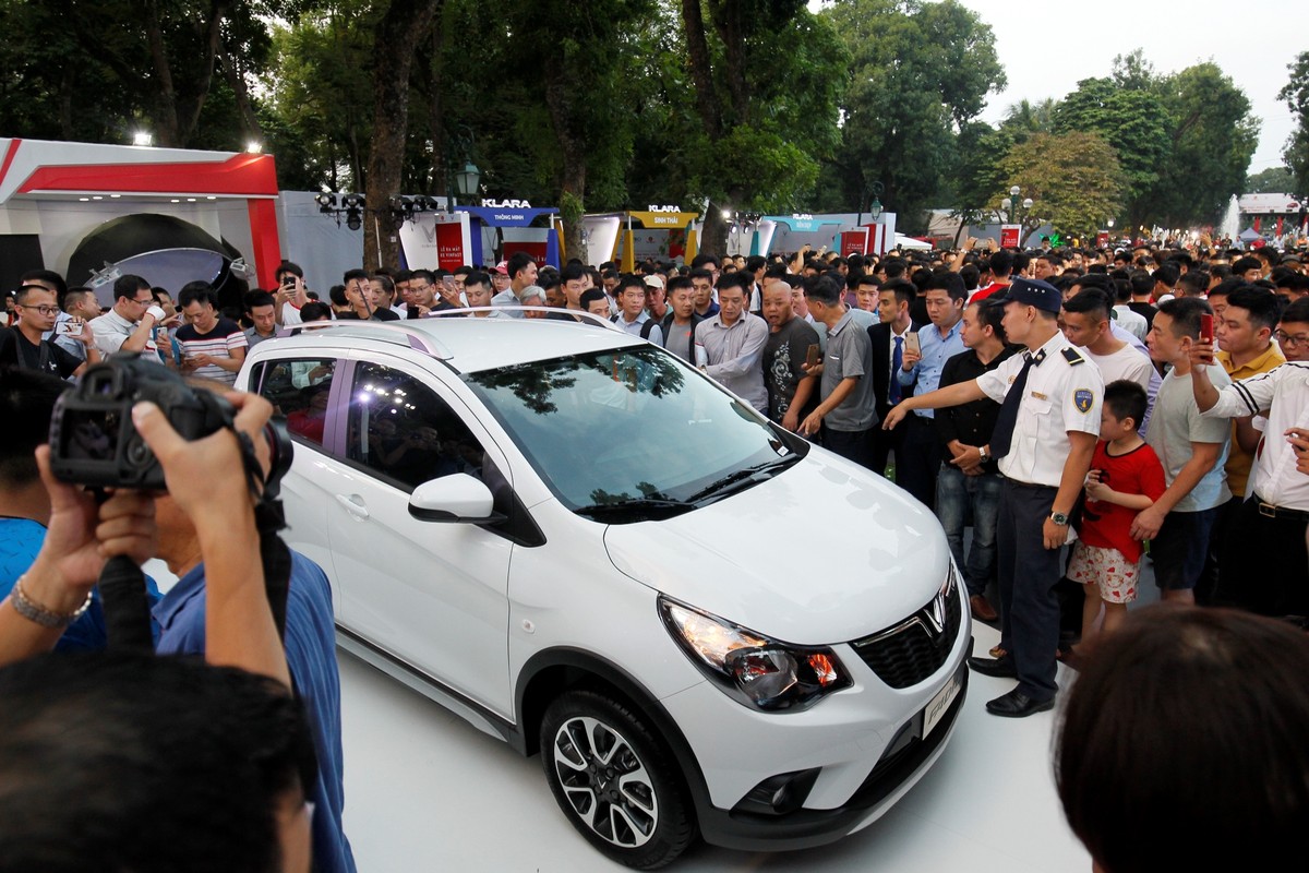Biển người chen chân selfie, xếp hàng mua xe Vinfast ảnh 2