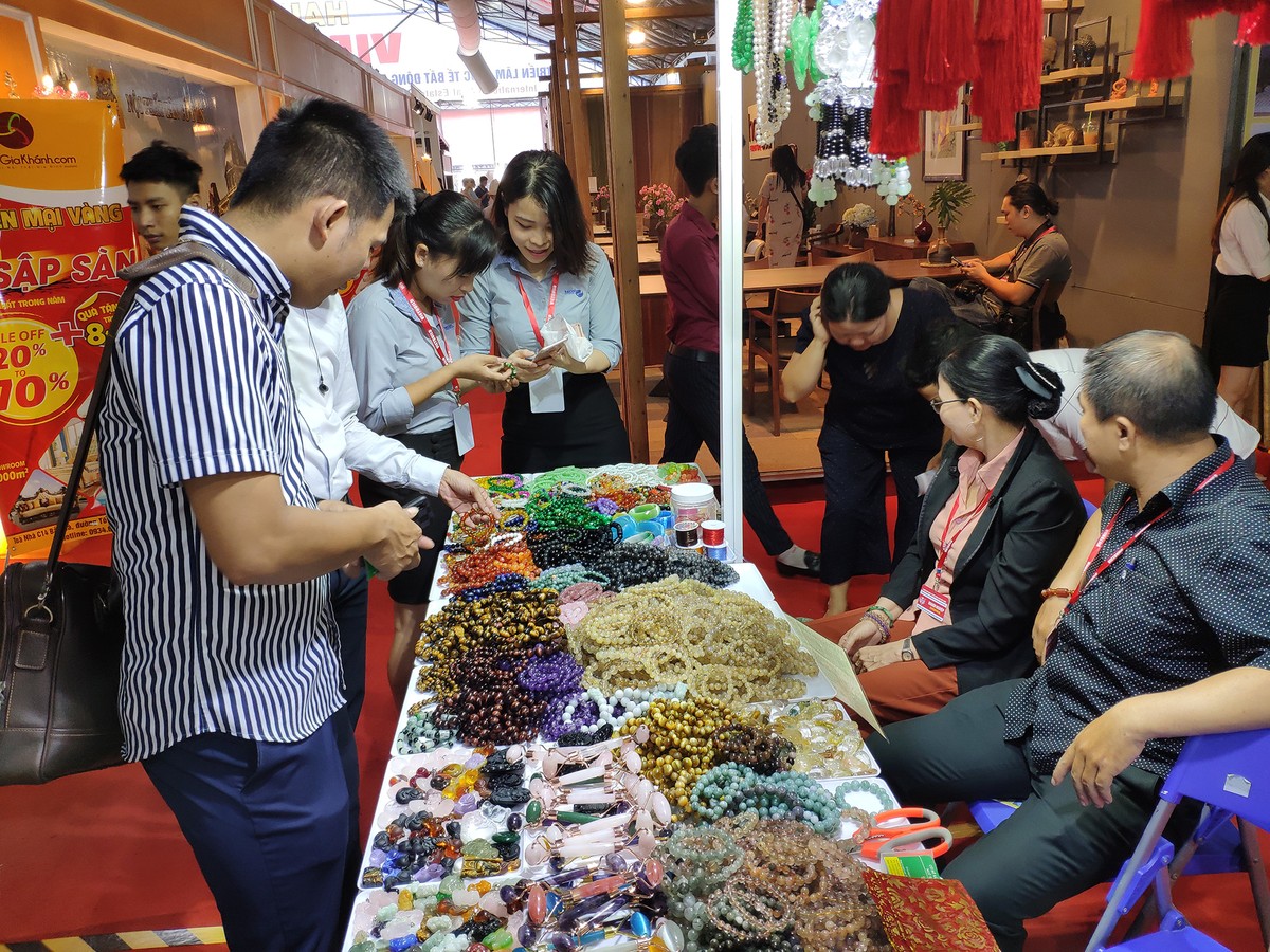 Vietbuild 2019: Đông nghẹt người tại các quầy bán... vòng phong thủy ảnh 8