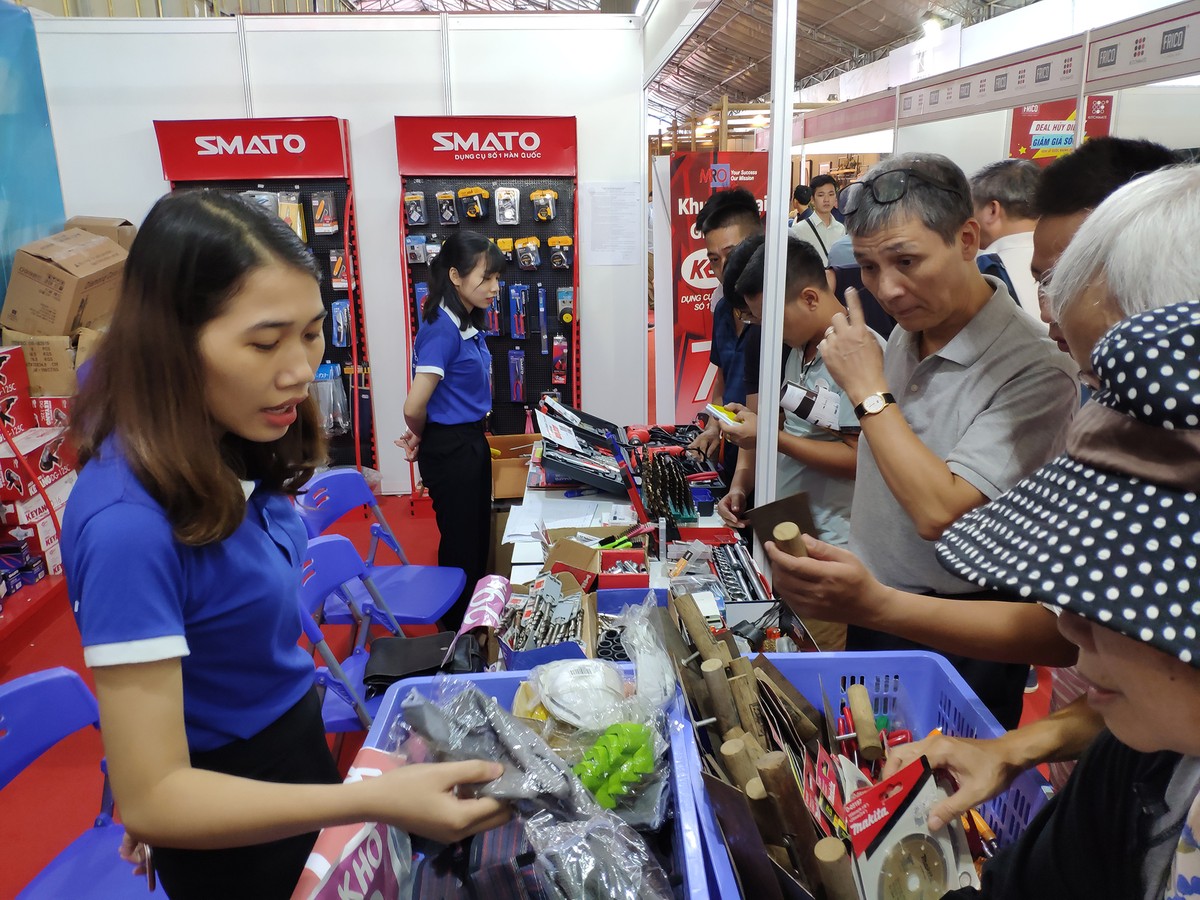 Vietbuild 2019: Đông nghẹt người tại các quầy bán... vòng phong thủy ảnh 14