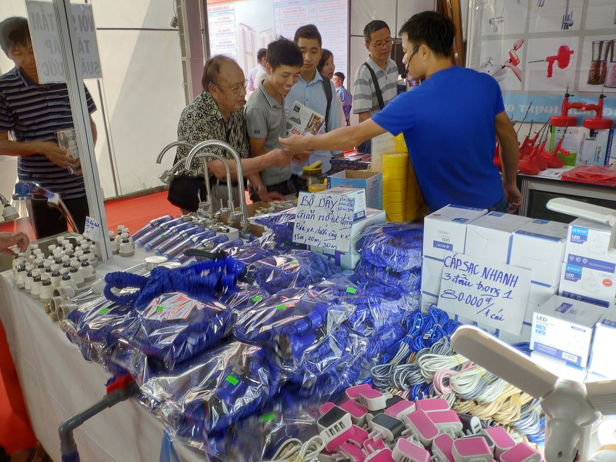 Vietbuild 2019: Đông nghẹt người tại các quầy bán... vòng phong thủy ảnh 12