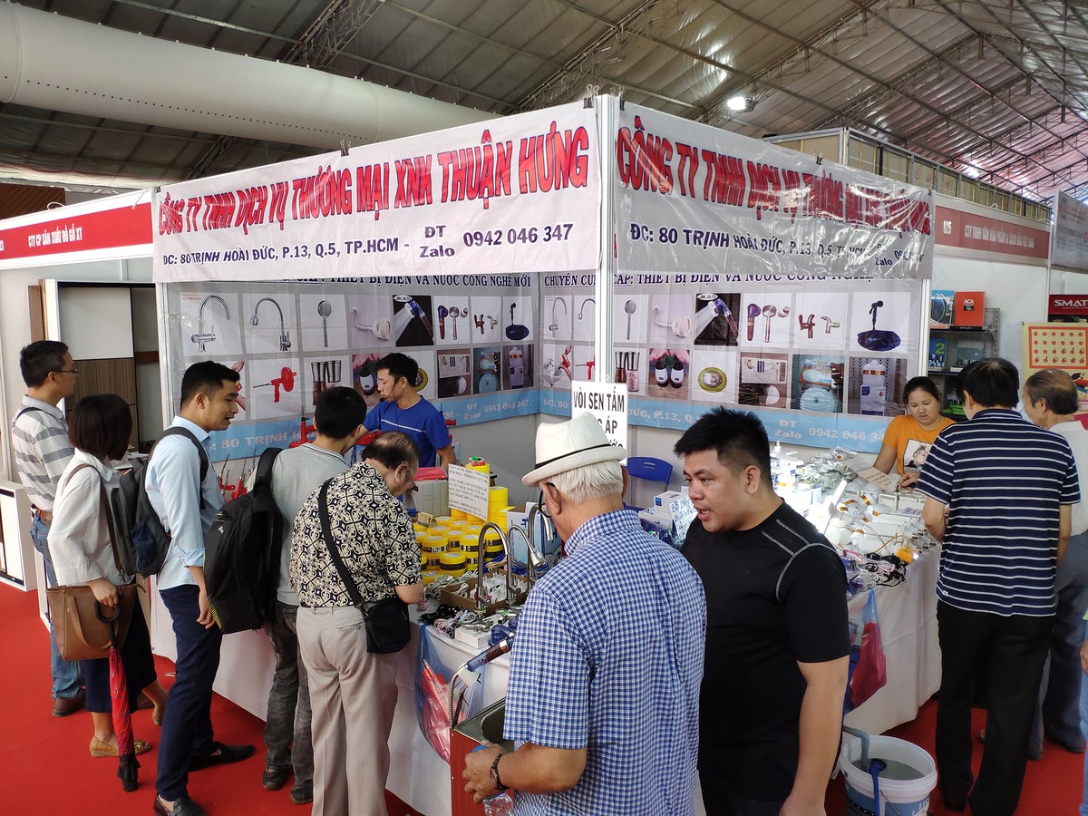 Vietbuild 2019: Đông nghẹt người tại các quầy bán... vòng phong thủy ảnh 13