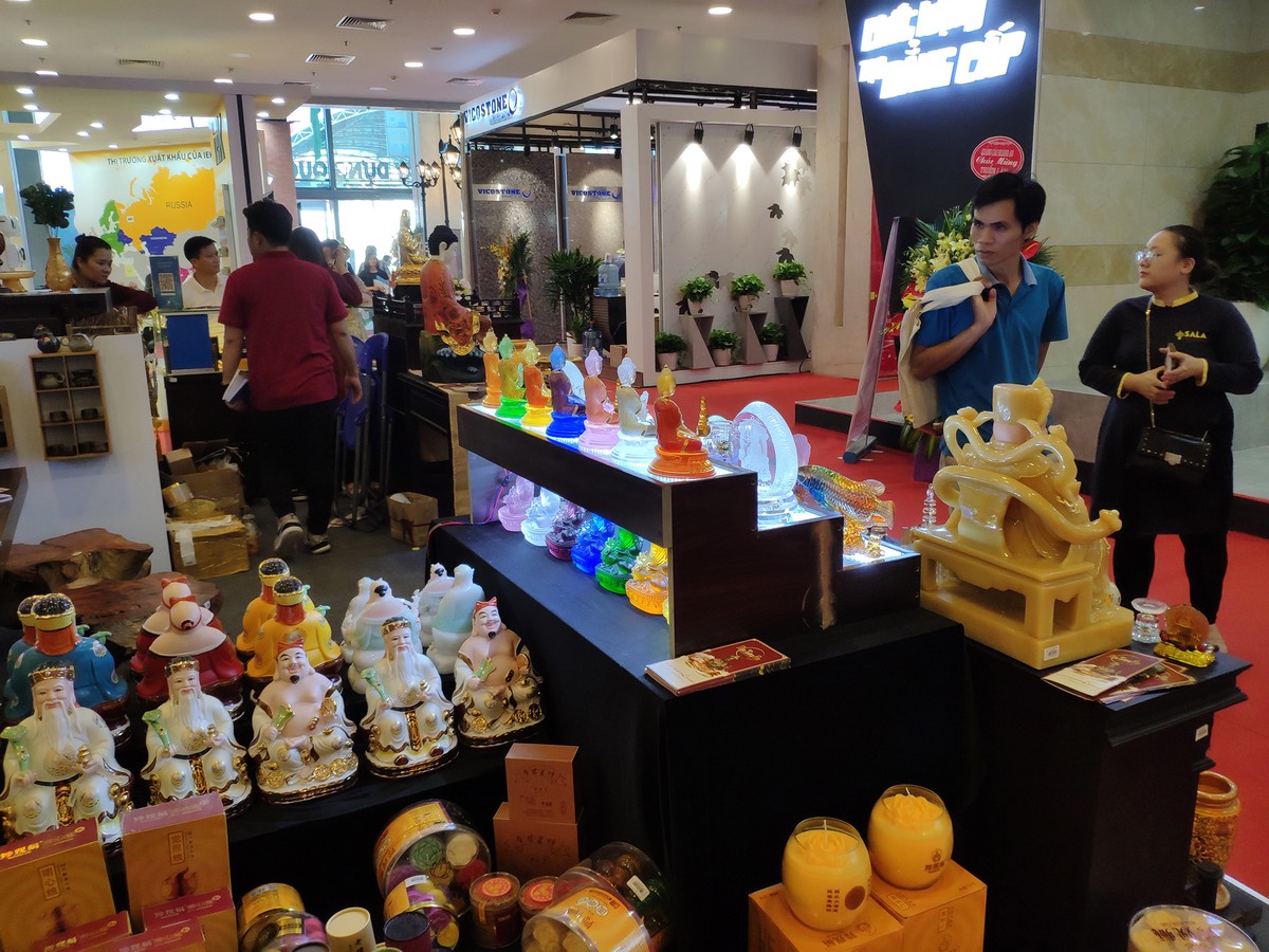 Vietbuild 2019: Đông nghẹt người tại các quầy bán... vòng phong thủy ảnh 11