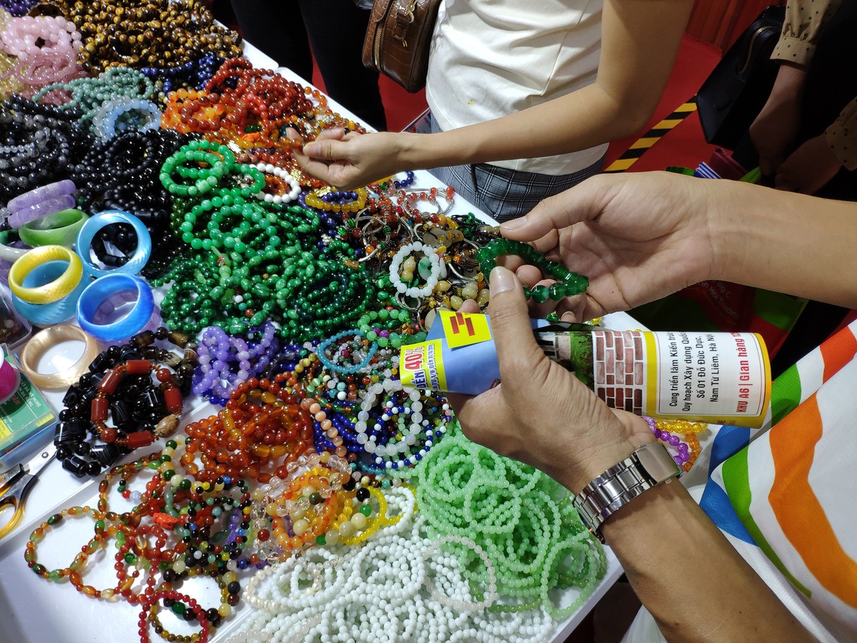 Vietbuild 2019: Đông nghẹt người tại các quầy bán... vòng phong thủy ảnh 9