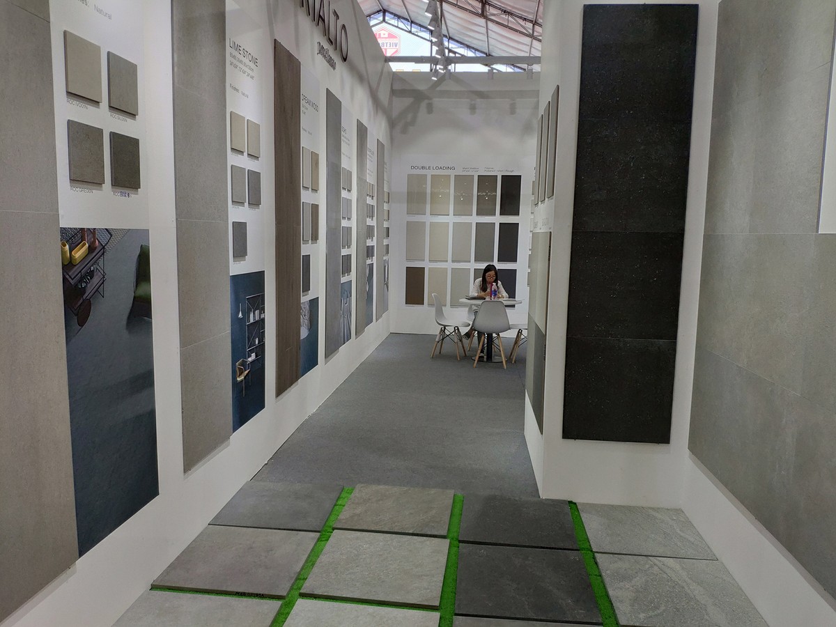 Vietbuild 2019: Đông nghẹt người tại các quầy bán... vòng phong thủy ảnh 4