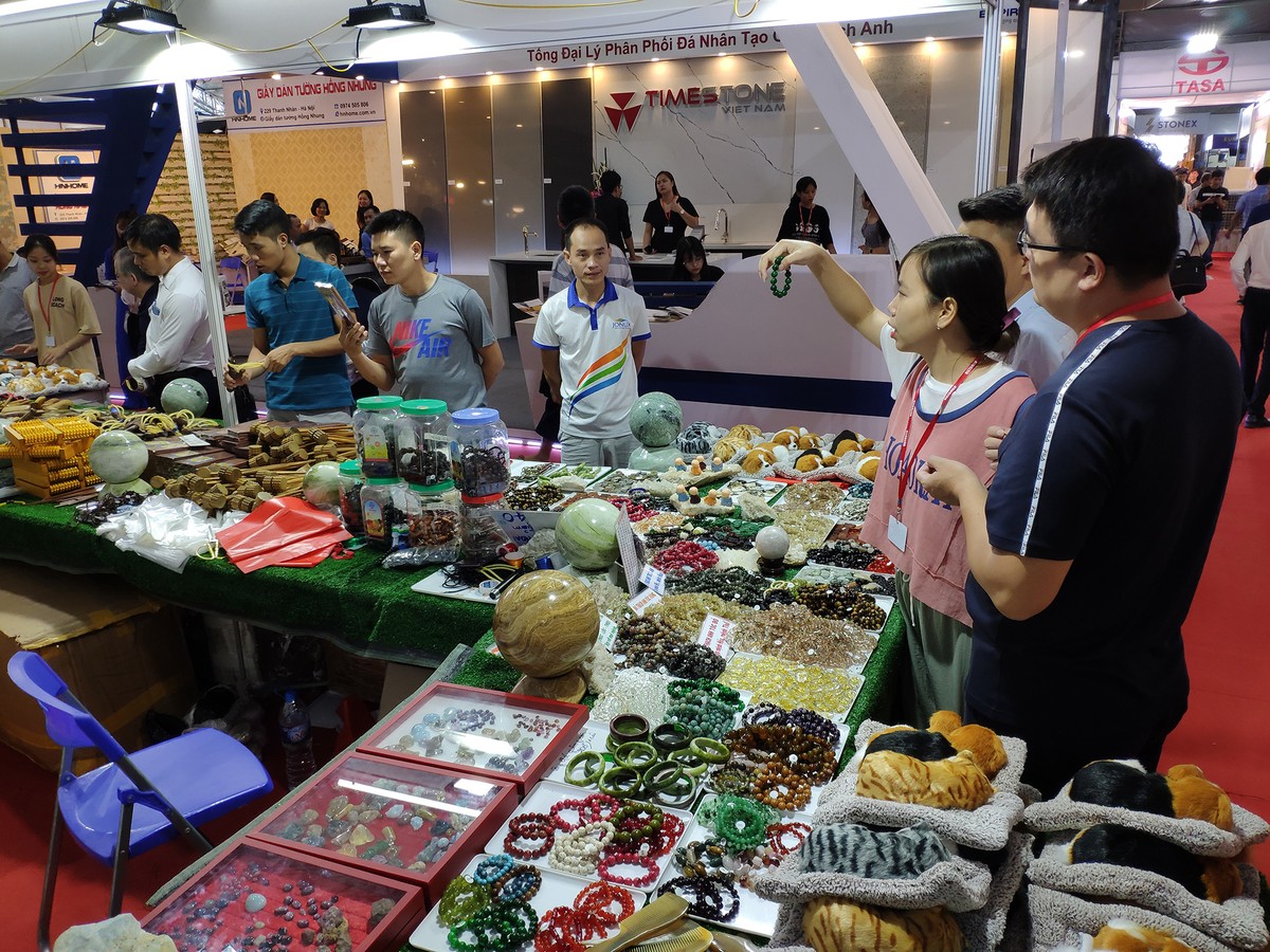 Vietbuild 2019: Đông nghẹt người tại các quầy bán... vòng phong thủy ảnh 6