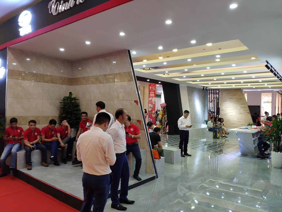 Vietbuild 2019: Đông nghẹt người tại các quầy bán... vòng phong thủy ảnh 15