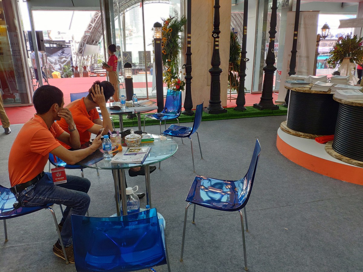 Vietbuild 2019: Đông nghẹt người tại các quầy bán... vòng phong thủy ảnh 17