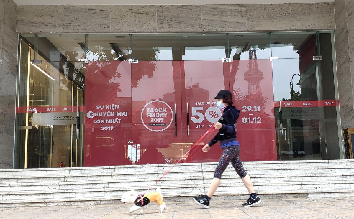 Hôm nay là ngày Black Friday, các trung tâm mua sắm vẫn như... ngày thường ảnh 12