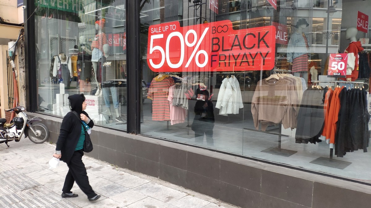 Hôm nay là ngày Black Friday, các trung tâm mua sắm vẫn như... ngày thường ảnh 4