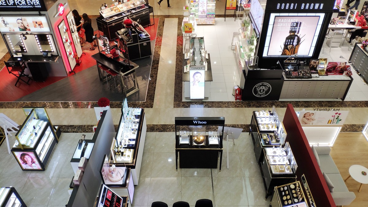 Hôm nay là ngày Black Friday, các trung tâm mua sắm vẫn như... ngày thường ảnh 6