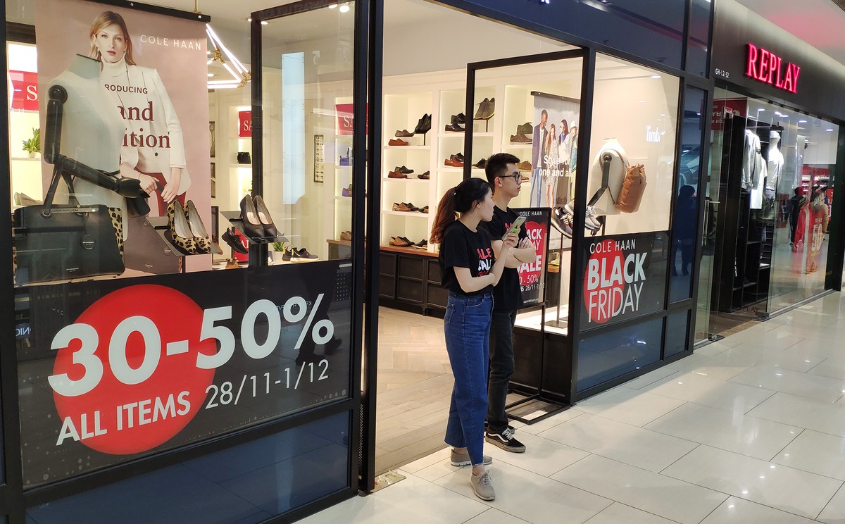 Hôm nay là ngày Black Friday, các trung tâm mua sắm vẫn như... ngày thường ảnh 10