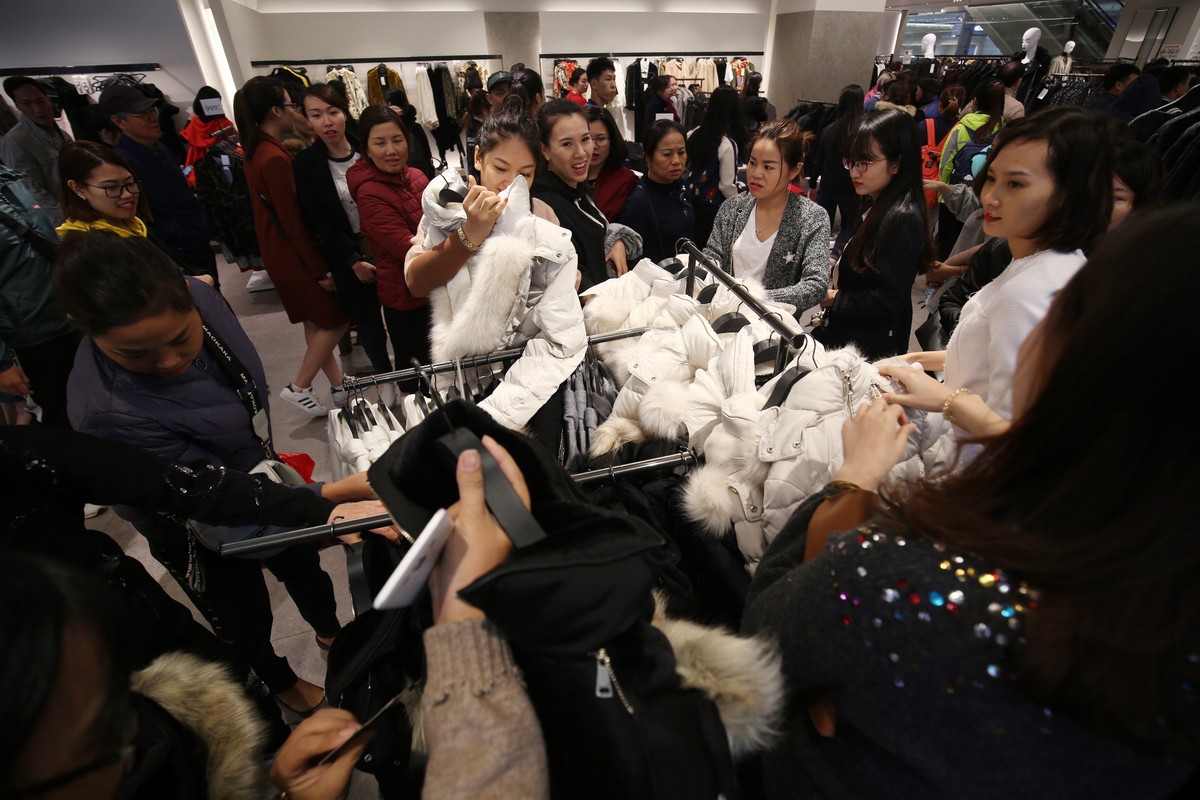 Hôm nay là ngày Black Friday, các trung tâm mua sắm vẫn như... ngày thường ảnh 7