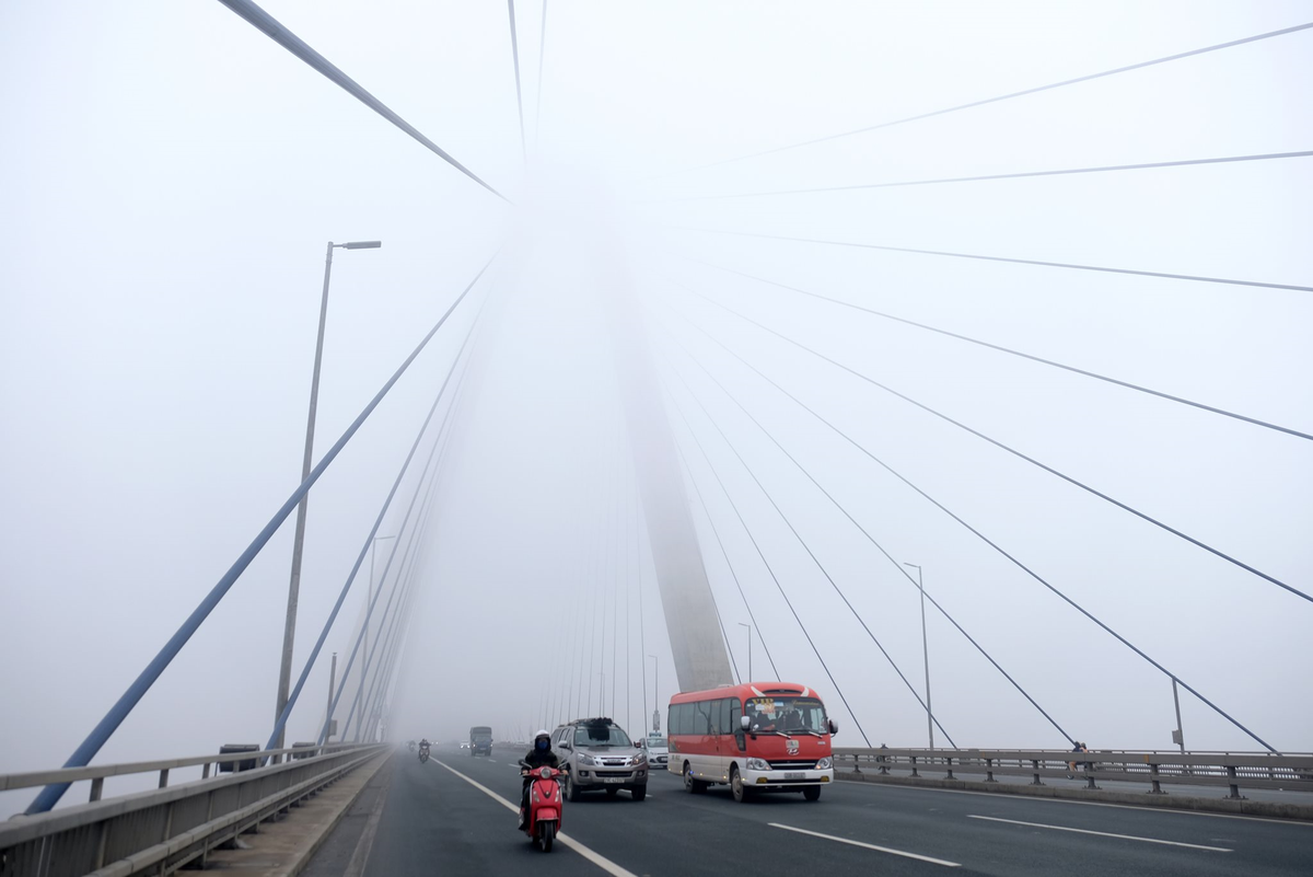 Hà Nội chìm trong sương mù sáng Giáng Sinh ảnh 8