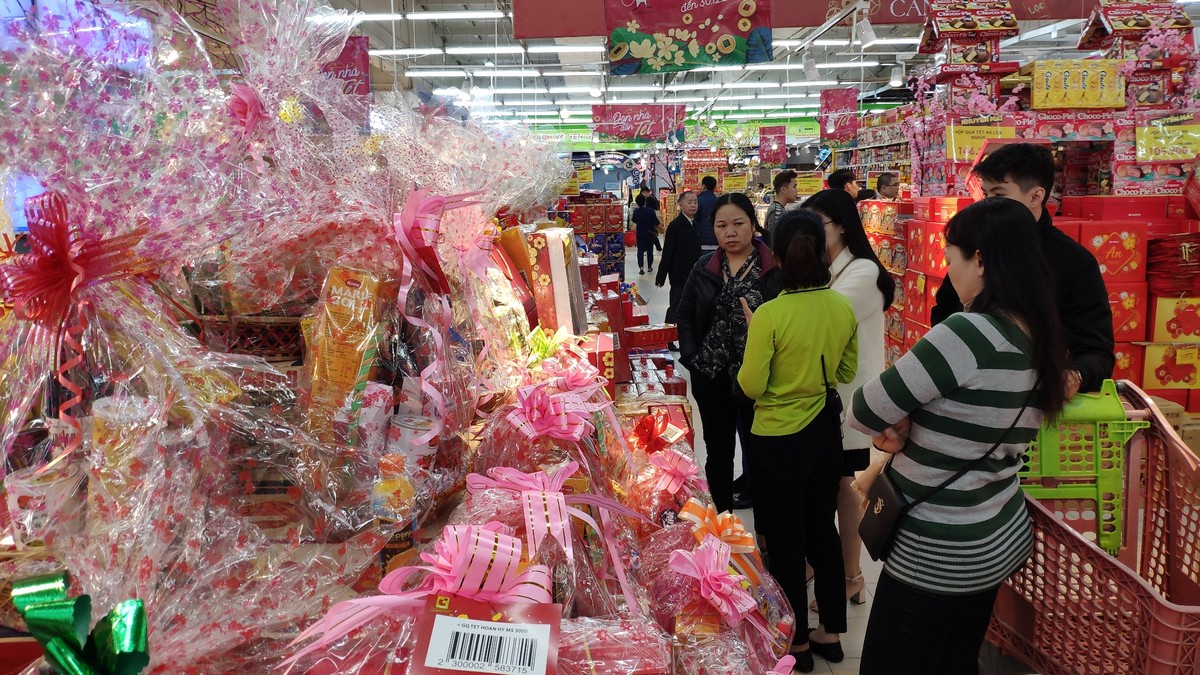 Chen chân sắm Tết sớm trong siêu thị ảnh 8