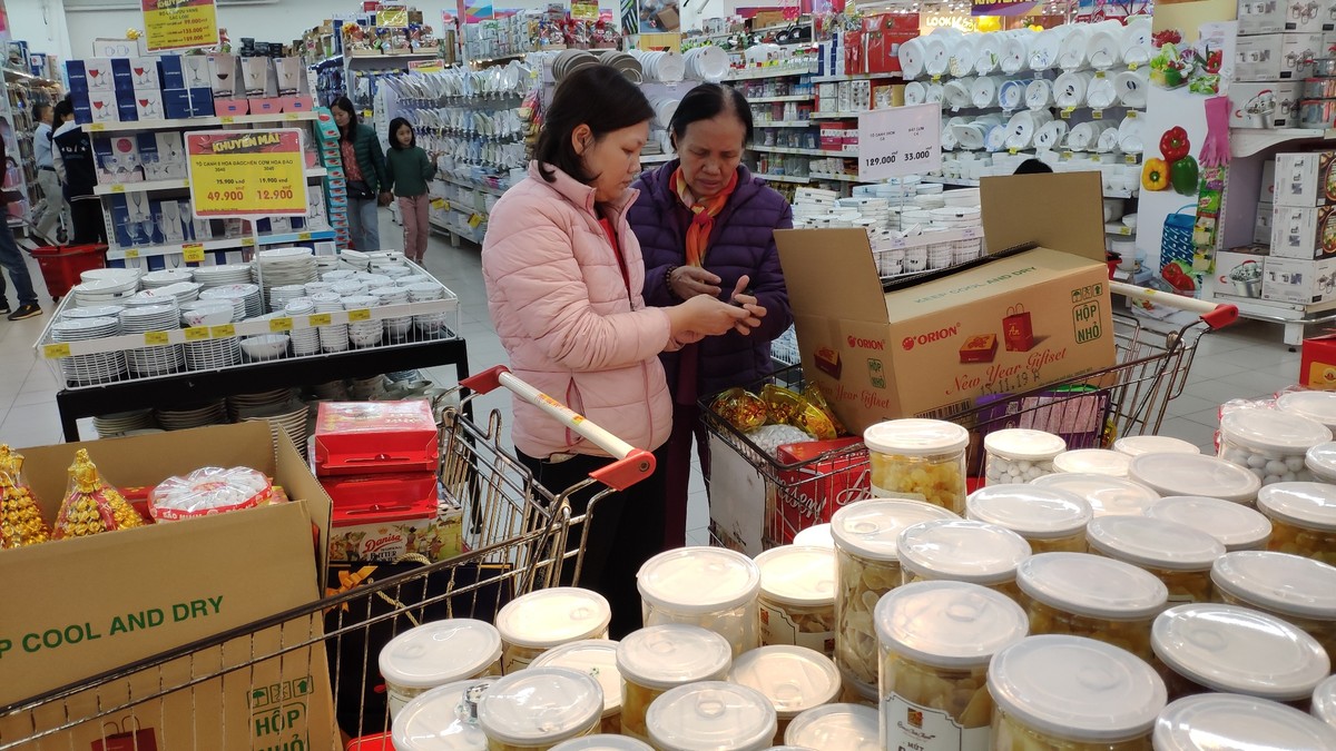Chen chân sắm Tết sớm trong siêu thị ảnh 11