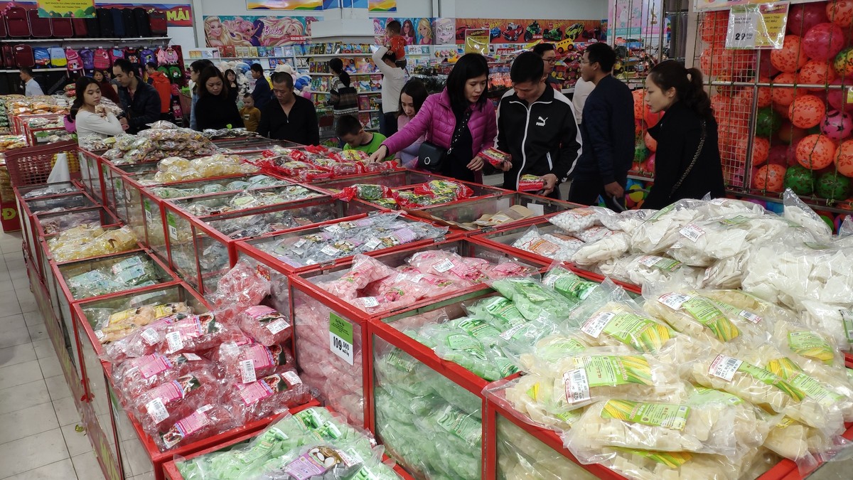 Chen chân sắm Tết sớm trong siêu thị ảnh 7