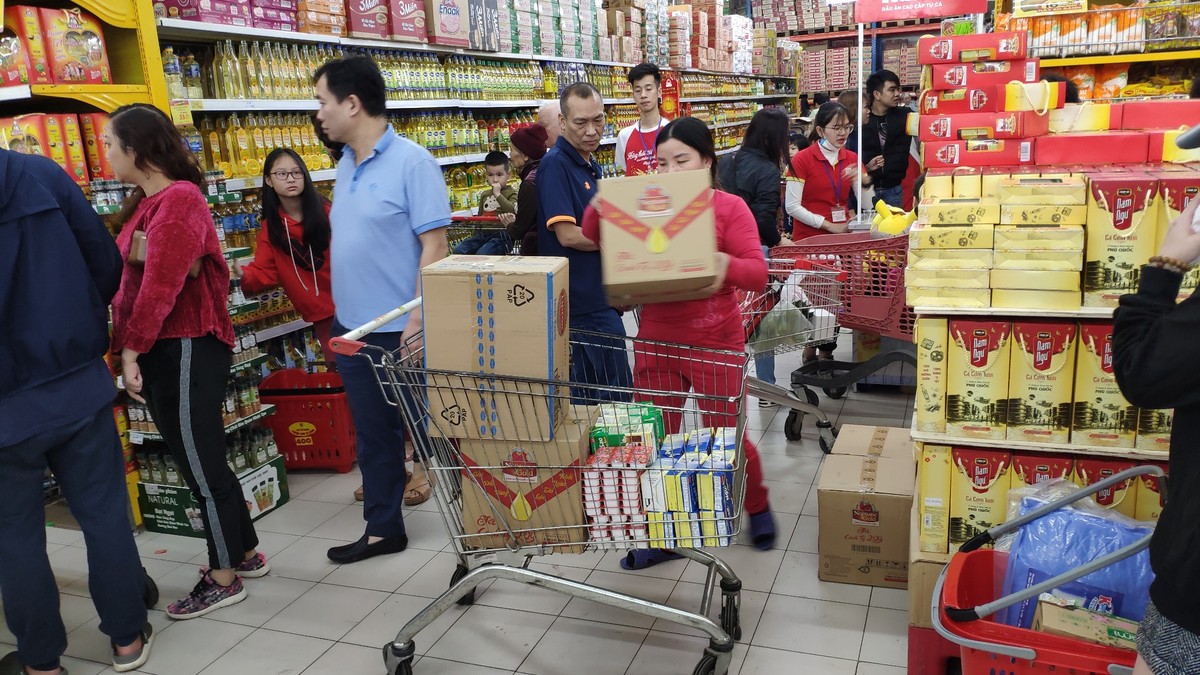 Chen chân sắm Tết sớm trong siêu thị ảnh 12