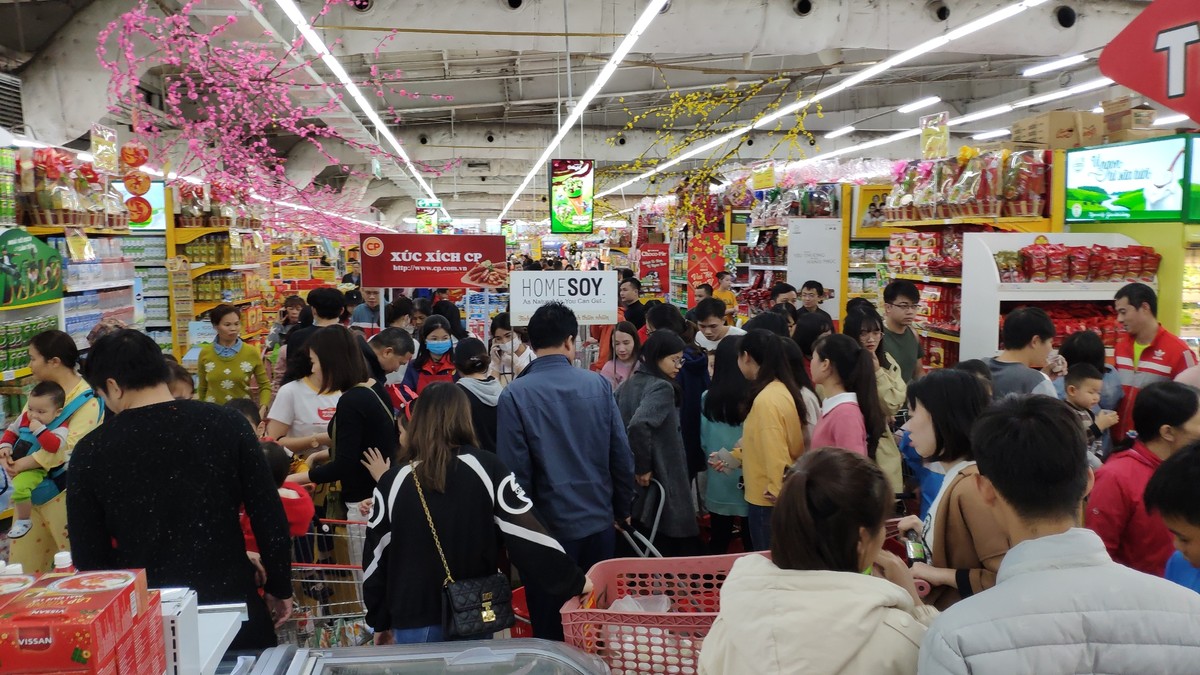 Chen chân sắm Tết sớm trong siêu thị ảnh 3