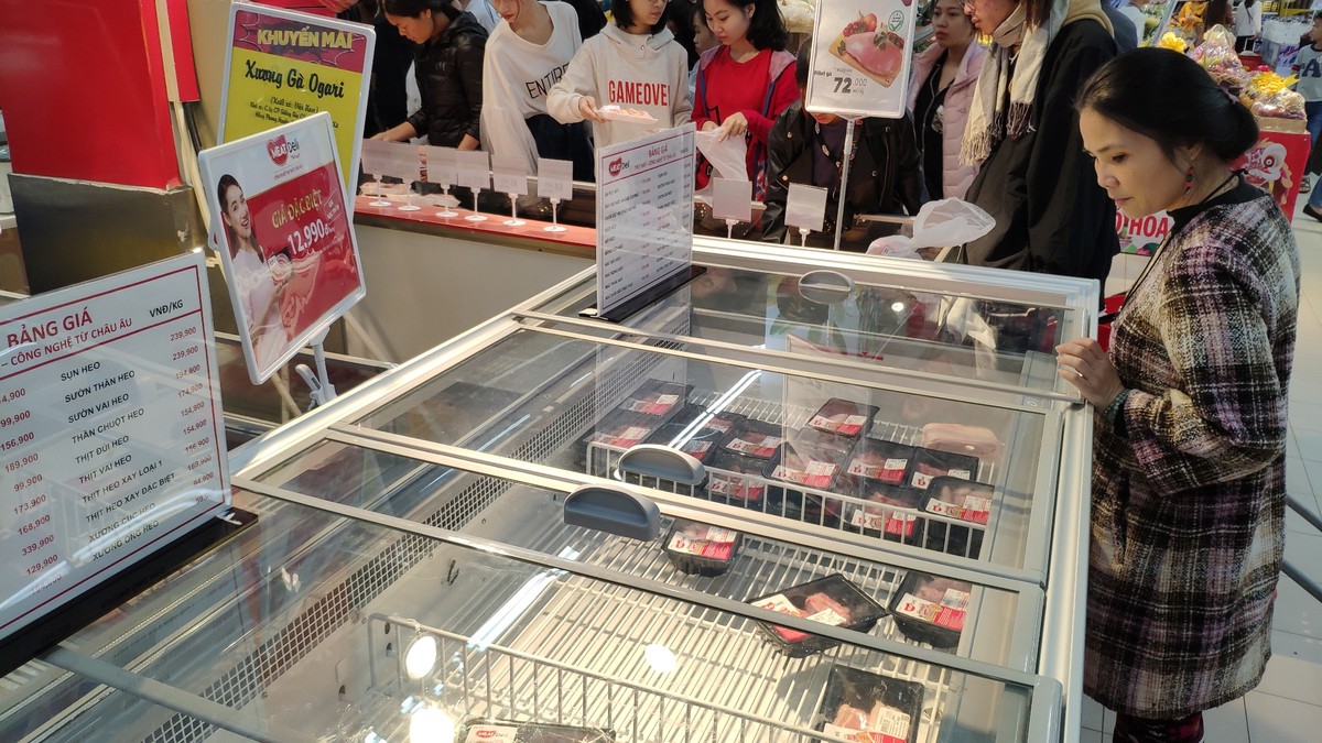 Chen chân sắm Tết sớm trong siêu thị ảnh 14