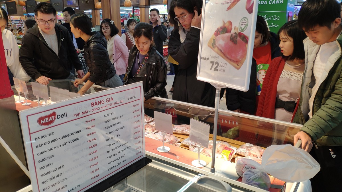 Chen chân sắm Tết sớm trong siêu thị ảnh 13