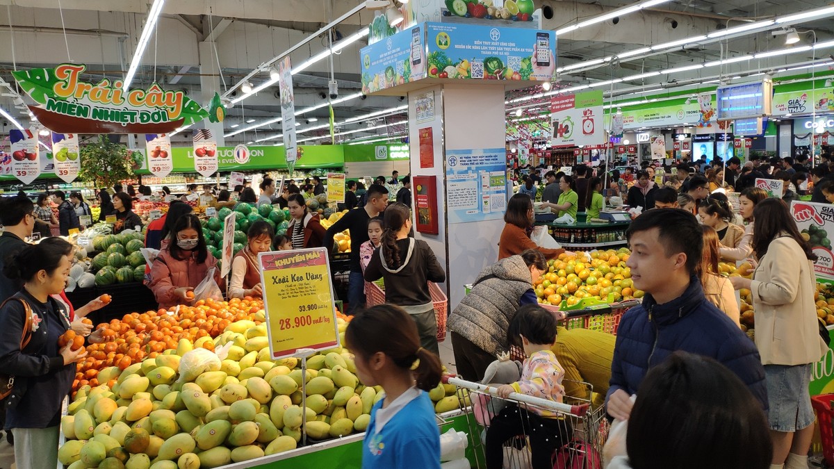 Chen chân sắm Tết sớm trong siêu thị ảnh 2