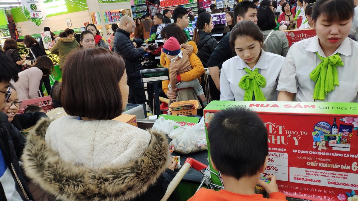 Chen chân sắm Tết sớm trong siêu thị ảnh 16
