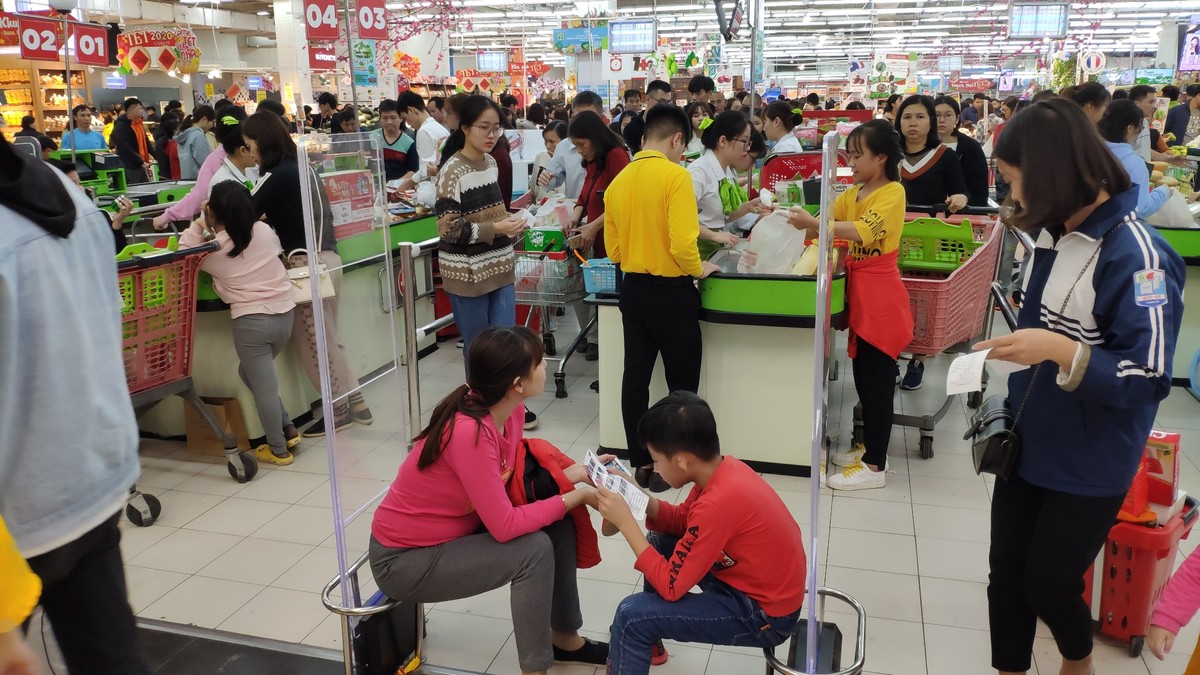 Chen chân sắm Tết sớm trong siêu thị ảnh 17