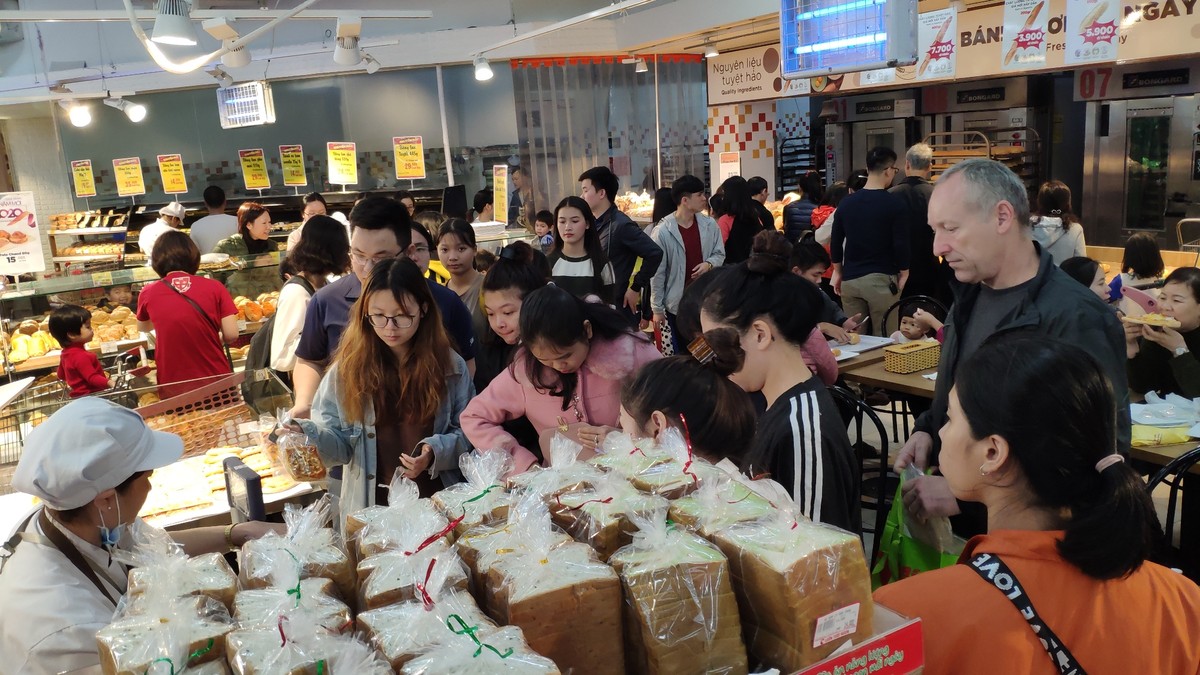 Chen chân sắm Tết sớm trong siêu thị ảnh 4