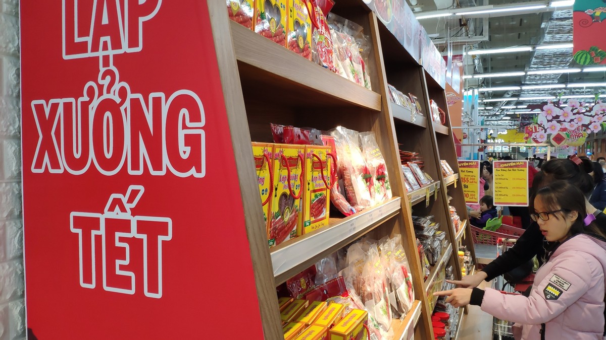 Chen chân sắm Tết sớm trong siêu thị ảnh 5