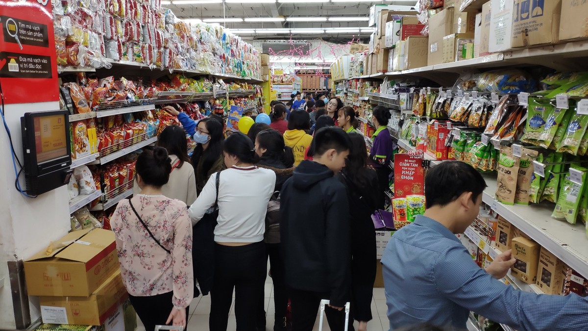 Chen chân sắm Tết sớm trong siêu thị ảnh 6