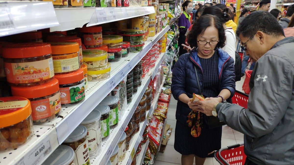 Chen chân sắm Tết sớm trong siêu thị ảnh 10