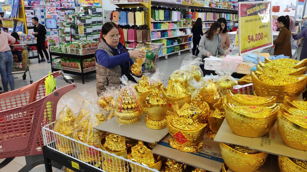 Chen chân sắm Tết sớm trong siêu thị ảnh 9