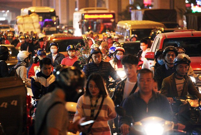 Đường phố Hà Nội tắc cứng ngày cận Tết ảnh 10